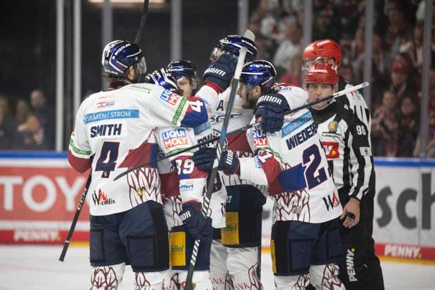 Bilder des Jahres 2025, Sport 04 April Sport Themen der Woche KW17 Sport Bilder des Tages PENNY DEL 1 - Playoff Finale; Kölner Haie - Eisbären Berlin; Köln, 23.04.2025 Adam Smith (Eisbären Berlin, 4); Manuel Wiederer (Eisbären Berlin, 21); Zach Boychuk (Eisbären Berlin, 89); PENNY DEL 1 - Playoff Finale; Kölner Haie - Eisbären Berlin am 23.04.2025 in der Lanxessarena in Köln (Deutschland). *** PENNY DEL 1 Playoff Final Kölner Haie Eisbären Berlin Cologne, 23 04 2025 Adam Smith Eisbären Berlin, 4 Manuel Wiederer Eisbären Berlin, 21 Zach Boychuk Eisbären Berlin, 89 PENNY DEL 1 Playoff Final Kölner Haie Eisbären Berlin on 23 04 2025 at the Lanxessarena in Cologne Germany Copyright: xBEAUTIFULxSPORTS AndreasxDickx