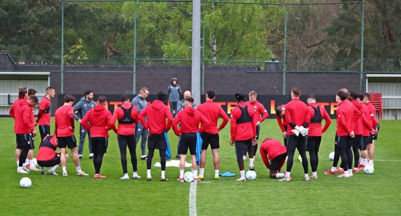 23.04.2025, xmohx, Fussball 2.Bundesliga, 1.FC Kaiserslautern - Training v.l. Trainer Torsten Lieberknecht (Kaiserslautern) hält seine Ansprache an die Mannschaft bei seiner ersten offiziellen Einheit in Kaiserslautern (DFL DFB REGULATIONS PROHIBIT ANY USE OF PHOTOGRAPHS as IMAGE SEQUENCES and or QUASI-VIDEO) Kaiserslautern