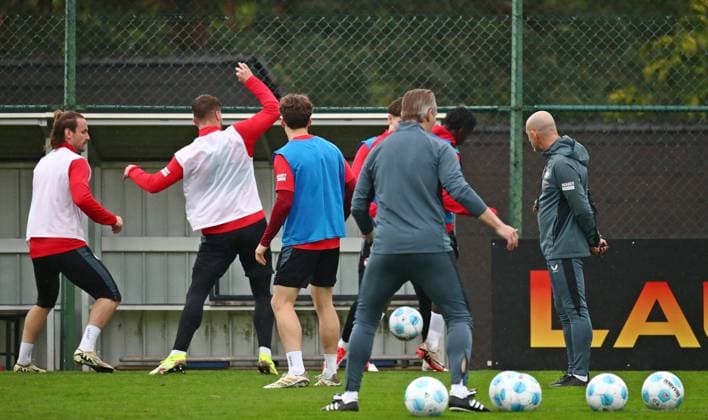 23.04.2025, xmohx, Fussball 2.Bundesliga, 1.FC Kaiserslautern - Training v.l. Trainer Torsten Lieberknecht (Kaiserslautern) bei seiner ersten Einheit vom 1.FC Kaiserslautern beim Zuschauen seiner Mannschaft beim Spiel (DFL DFB REGULATIONS PROHIBIT ANY USE OF PHOTOGRAPHS as IMAGE SEQUENCES and or QUASI-VIDEO) Kaiserslautern