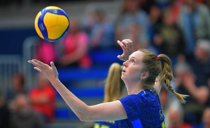 23.04.2025, Schwerins Britte Stuut beim Aufschlag, Volleyball, Bundesliga, Finalrunde, Dresdner SC - SSC Schwerin, (c) Dresden Deutschland