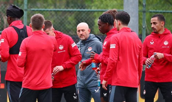 23.04.2025, xmohx, Fussball 2.Bundesliga, 1.FC Kaiserslautern - Training v.l. Trainer Torsten Lieberknecht (Kaiserslautern) bei seiner ersten Einheit als Trainer vom 1.FC Kaiserslautern mit einer Ansprache an die Mannschaft (DFL DFB REGULATIONS PROHIBIT ANY USE OF PHOTOGRAPHS as IMAGE SEQUENCES and or QUASI-VIDEO) Kaiserslautern