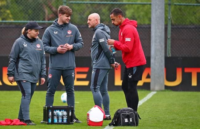 23.04.2025, xmohx, Fussball 2.Bundesliga, 1.FC Kaiserslautern - Training v.l. Trainer Torsten Lieberknecht bei seiner ersten Einheit als Trainer vom 1.FC Kaiserslautern (DFL DFB REGULATIONS PROHIBIT ANY USE OF PHOTOGRAPHS as IMAGE SEQUENCES and or QUASI-VIDEO) Kaiserslautern