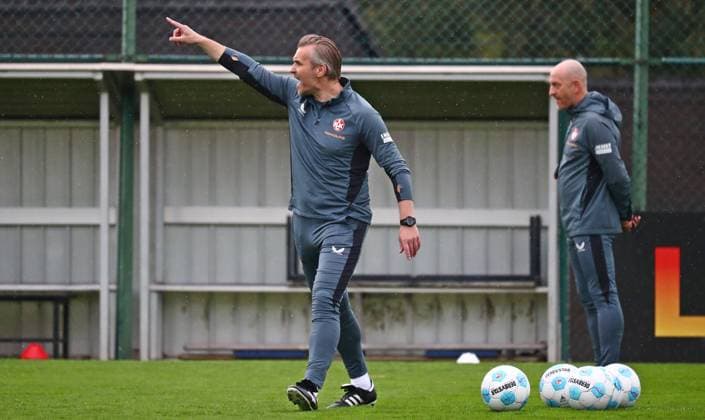 Sport Bilder des Tages 23.04.2025, xmohx, Fussball 2.Bundesliga, 1.FC Kaiserslautern - Training v.l. Co-Trainer Carsten Rump und Trainer Torsten Lieberknecht (Kaiserslautern) bei ihrer ersten Einheit in Kaiserslautern (DFL DFB REGULATIONS PROHIBIT ANY USE OF PHOTOGRAPHS as IMAGE SEQUENCES and or QUASI-VIDEO) Kaiserslautern