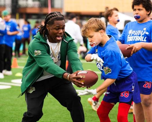 Sport Themen der Woche KW17 Sport Bilder des Tages April 23, 2025, Madison, Wisconsin, USA: NFL, American Football Herren, USA Draft prospect MAXWELL HAIRSTON (left), a cornerback who finished his college career at Kentucky, hands the ball of to an athlete during a running drill. NFL draft prospects guided Special Olympics and club athletes through a series of football skills stations in Green Bay, Wis. one day before the NFL Draft. Madison USA - ZUMAb262 20250423_znp_b262_006 Copyright: xJeffxM.xBrownx