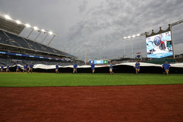 MLB, Baseball Herren, USA 2025: Rockies Vs Royals APR 23 April 23, 2025: The Kansas City Royals ground crew covers the field due to a weather delay before the first pitch of the game between the Kansas City Royals and Colorado Rockies at Kauffman Stadium in Kansas City, MO. David Smith CSM (Credit Image: Â David Smith Cal Media) Kansas City Mo United States of America EDITORIAL USE ONLY Copyright: xx ZUMA-20250423_zma_c04_002.jpg DavidxSmithx csmphotothree377787