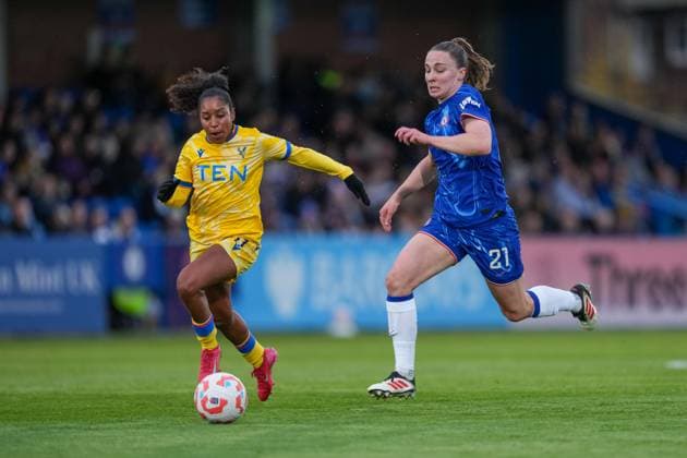 Chelsea Women v Crystal Palace Women Women s Super League 23 04 2025. Chelsea defender Niamh Charles (21) and Crystal Palace forward Ashleigh Weerden (11) during the Women s Super League match between Chelsea Women and Crystal Palace Women at the Cherry Red Records Stadium, Kingston, England on 23 April 2025. Kingston Cherry Red Records Stadium Surrey England Editorial use only DataCo restrictions apply See www.football-dataco.com , Copyright: xStephenxFlynnx PSI-21925-0048