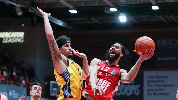 Bilder des Jahres 2025, Sport 04 April Sport Themen der Woche KW17 Sport Bilder des Tages Im Bild: v.li. Michael Kessens (ALBA Berlin, 0) gegen den Korbleger von Davion Mintz (Wuerzburg Baskets, 12) 23.04.2025, Basketball, BBL, FIT One Würzburg Baskets - ALBA BERLIN, Deutschland, Würzburg, Tectake Arena, *** In the picture from left Michael Kessens ALBA Berlin, 0 against the basket shot of Davion Mintz Wuerzburg Baskets, 12 23 04 2025, Basketball, BBL, FIT One Würzburg Baskets ALBA BERLIN, Germany, Würzburg, Tectake Arena, Copyright: HMBxMedia xJulienxBecker