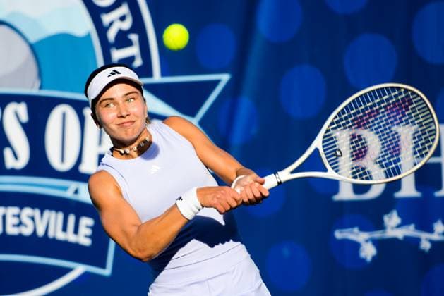 April 23, 2025, Charlottesville, Virginia, United States: Iva Jovic of the United States in her first round match in the Boar s Head Resort Womens Open ITF tennis tournament in Charlottesville Virginia. She defeated C. Liu. Charlottesville United States - ZUMAl132 20250423_zap_l132_009 Copyright: xChristopherxLevyx