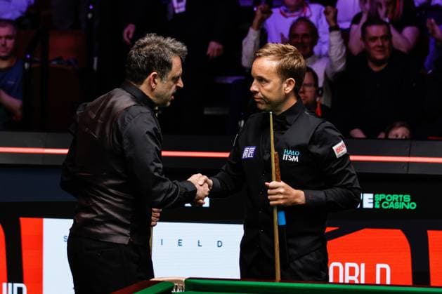 Sport Themen der Woche KW17 Sport Bilder des Tages SHEFFIELD, ENGLAND - APRIL 23: Ronnie O Sullivan of England shakes hands with Ali Carter of England in the first round match on day 5 of Halo World Championship, WM, Weltmeisterschaft 2025 at Crucible Theatre on April 23, 2025 in Sheffield, England.  Copyright: xTaixChengzhex 111563179623
