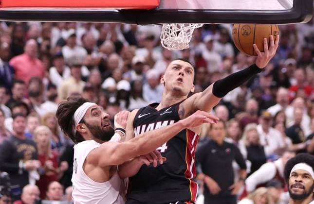 Sport Themen der Woche KW17 Sport Bilder des Tages Miami Heats Tyler Herro (14) puts up a shot while guarded closely by the Cleveland Cavaliers Max Strus (1) in the fourth quarter in game two of the first round of the Eastern Conference playoffs in Cleveland, Ohio Wednesday April 23, 2025. The Cavaliers defeated the Heat 121-112.  CLE20250423110 AARONxJOSEFCZYK