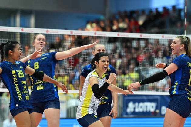 Patricia Llabres Herrera (SSC Palmberg Schwerin, 13) jubelt zusammen mit Ihrem Team - Dresdner SC vs. SSC Palmberg Schwerin, 1. Volleyball Bundesliga Frauen, Spielzeit 2024 2025, 23.04.2025 Dresdner SC vs. SSC Palmberg Schwerin, 1. Volleyball Bundesliga Frauen, Spielzeit 2024 2025, 23.04.2025 Dresden Copyright: xEibner-Pressefoto xHoepnerx EP_PHR