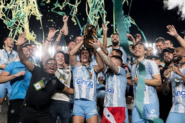 Sport Themen der Woche KW17 Sport Bilder des Tages Goias X Paysandu - Final da Copa Verde GOIANIA (GO), 04 23 2025- Football Copa Verde - Goias X Paysandu - in a match between Goias X Paysandu valid for the Final held at the Serra Dourada Stadium in Goiania on the night of this Wednesday (23). IMAGO Alan Deyvid Goias Brasil Copyright: xAlanxDeyvidx