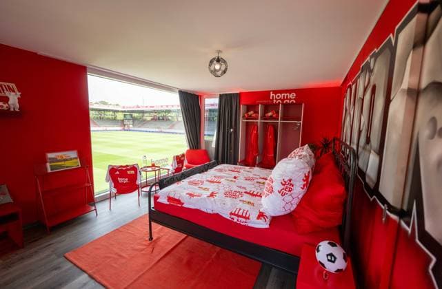 Sport Themen der Woche KW17 Sport Bilder des Tages Fußball, Herren, Saison 2024 2025, 1. Bundesliga, 1. FC Union Berlin, vor den Heimspielen gegen Werder Bremen (3.5. 2025) und den 1. FC Heidenheim (10.5. 2025) bieten Union und Hauptsponsor HomeToGo die Möglichkeit an, im Stadion An der Alten Försterei direkt am Spielfeld zu übernachten, 24.04. 2025, *** Soccer, men, 2024 2025 season, 1 Bundesliga, 1 FC Union Berlin, ahead of the home games against Werder Bremen 3 5 2025 and 1 FC Heidenheim 10 5 2025, Union and main sponsor HomeToGo are offering the opportunity to stay overnight at the An der Alten Försterei stadium directly on the pitch, 24 04 2025, Copyright: xMatthiasxKochx
