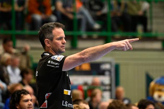 GER, 2.HBL, BHC06, BHC06 vs. HBW Balingen-Weilstetten 23.4..2025, Wuppertal, Unihalle, GER, 2. HBL, BHC06 vs. HBW Balingen-Weilstetten 2.HBL regulations prohibit any use of photographs as image sequences and or quasi-video im Bild Trainer Matti Flohr ( HBW Ballingen Weilstetten ) zeigt die Richtung an.