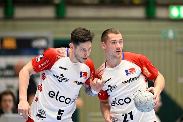 GER, 2.HBL, BHC06, BHC06 vs. HBW Balingen-Weilstetten 23.4..2025, Wuppertal, Unihalle, GER, 2. HBL, BHC06 vs. HBW Balingen-Weilstetten 2.HBL regulations prohibit any use of photographs as image sequences and or quasi-video im Bild Csaba Leimeter ( HBW Ballingen Weilstetten 5 ) und Jerome Müller ( HBW Ballingen Weilstetten 21 ).