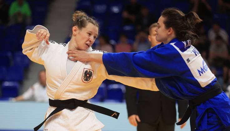 Sport Themen der Woche KW17 Sport Bilder des Tages JUDO - EJU European Championships 2025 PODGORICA,MONTENEGRO,24.APR.25 - JUDO - EJU European Championships, -57kg, ladies. Image shows Laura Kallinger (AUT) and Kitti Kovacs (HUN).  GEPAxpictures xAleksandarxDjorovic