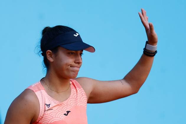 April 24, 2025, Madrid, Madrid, Spain: Jessica Bouzas Maneiro of Spain saludates to the supporters against Magdalena Frech of Poland during the Mutua Madrid Open 2025, ATP, Tennis Herren Masters 1000 and WTA, Tennis Damen 1000 tennis tournament, celebrated at Caja Magica on April 24, 2025 in Madrid, Spain. Madrid Spain - ZUMAa181 20250424_zaa_a181_073 Copyright: xDennisxAgyemanx