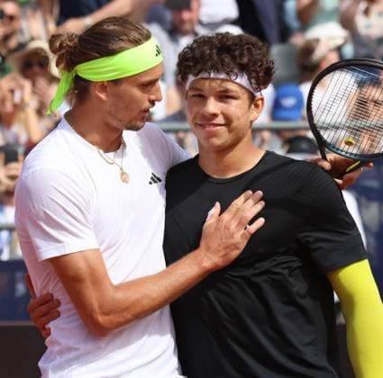 Turniersieger, Alexander Zverev (GER) tröstet, Trost, Ben Shelton (USA) am Spielende, Portraet, Portrait, Tennis BMW Open by Bitpanda ATP, Tennis Herren 500 Finale Einzeln München 20.04.2025 FOTO: Mladen Lackovic LakoPress