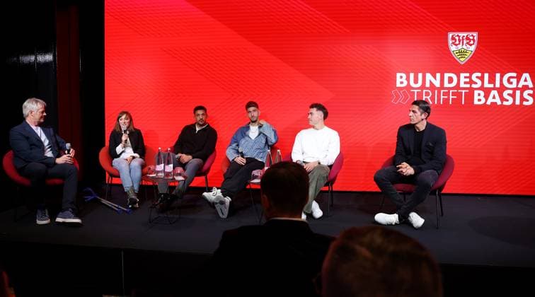 BAU 24.04.2025 Stuttgart Fußball Talk-Format Bundesliga trifft Basis , v.l. Moderator Tom Bartels, Schiedsrichterin Melissa Joos, Schiedsrichter Kadir Yagci, Atakan Karazor (Kapitän VfB Stuttgart), Leon Pachonick (Kapitän ABV Stuttgart), Schiedsrichter Deniz Aytekin