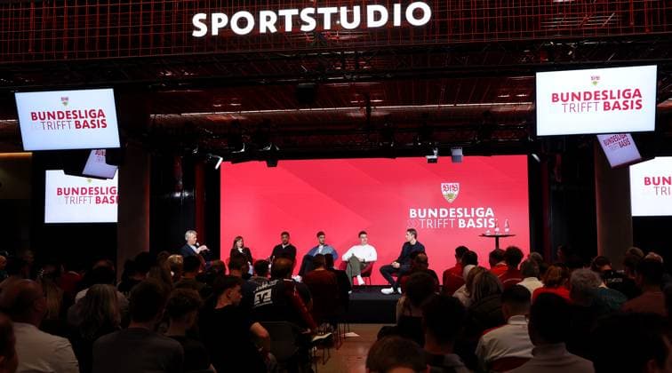 BAU 24.04.2025 Stuttgart Fußball Talk-Format Bundesliga trifft Basis , v.l. Moderator Tom Bartels, Schiedsrichterin Melissa Joos, Schiedsrichter Kadir Yagci, Atakan Karazor (Kapitän VfB Stuttgart), Leon Pachonick (Kapitän ABV Stuttgart), Schiedsrichter Deniz Aytekin