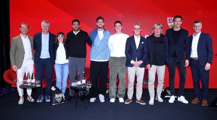 BAU 24.04.2025 Stuttgart Fußball Talk-Format Bundesliga trifft Basis , v.l. Rouven Kasper (Vorstand Marketing und Vertrieb VfB Stuttgart) , Moderator Tom Bartels, Schiedsrichterin Melissa Joos, Schiedsrichter Kadir Yagci, Atakan Karazor (Kapitän VfB Stuttgart), Leon Pachonick (Kapitän ABV Stuttgart),Vorstandsvorsitzender Alexander Wehrle (VfB Stuttgart), Ronny Zimmermann (Erster Vize-Präsident des DFB), Schiedsrichter Deniz Aytekin, Knut Kircher (Chef Schiedsrichter DFB)