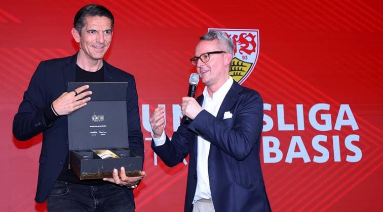BAU 24.04.2025 Stuttgart Fußball Talk-Format Bundesliga trifft Basis , v.l. Schiedsrichter Deniz Aytekin bekommt von Vorstandsvorsitzenden Alexander Wehrle (VfB Stuttgart) den Stuttgart Gin geschenkt