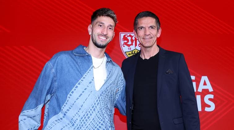 BAU 24.04.2025 Stuttgart Fußball Talk-Format Bundesliga trifft Basis , Atakan Karazor (Kapitän VfB Stuttgart) mit dem Schiedsrichter Deniz Aytekin