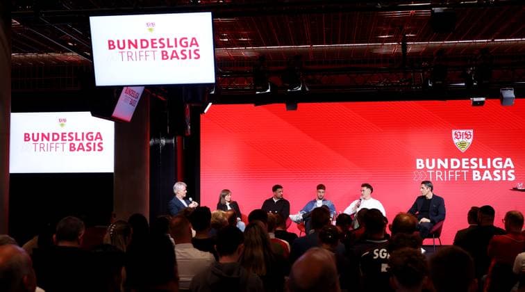 BAU 24.04.2025 Stuttgart Fußball Talk-Format Bundesliga trifft Basis , v.l. Moderator Tom Bartels, Schiedsrichterin Melissa Joos, Schiedsrichter Kadir Yagci, Atakan Karazor (Kapitän VfB Stuttgart), Leon Pachonick (Kapitän ABV Stuttgart), Schiedsrichter Deniz Aytekin
