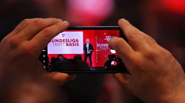 BAU 24.04.2025 Stuttgart Fußball Talk-Format Bundesliga trifft Basis , Feature, mit dem Smartphone wird ein Foto gemacht