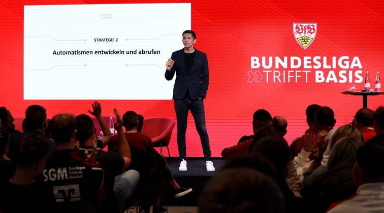 BAU 24.04.2025 Stuttgart Fußball Talk-Format Bundesliga trifft Basis , Schiedsrichter Deniz Aytekin