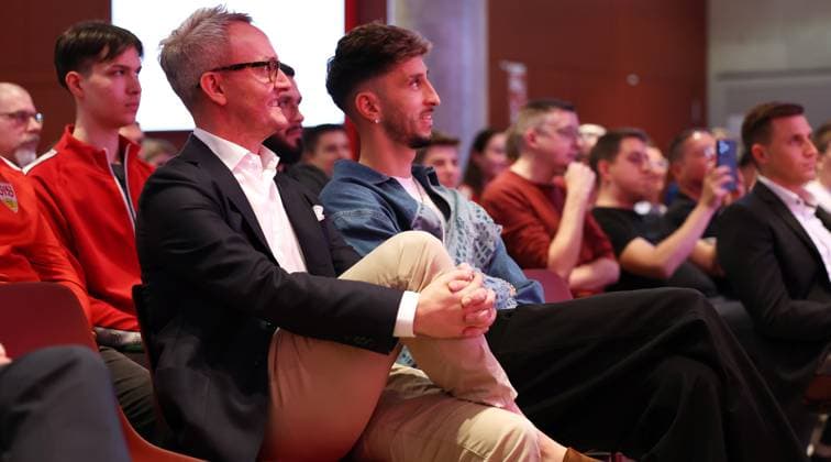 BAU 24.04.2025 Stuttgart Fußball Talk-Format Bundesliga trifft Basis , v..l. Vorstandsvorsitzender Alexander Wehrle, Atakan Karazor (Kapitän VfB Stuttgart)