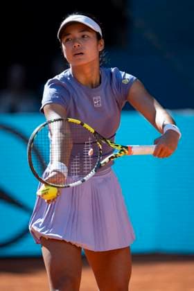 Mutua Madrid Open 2025 Alexandra Eala of the Philippines serves the ball against Iga Swiatek of Poland in the second round match of the Mutua Madrid Open 2025 tournament celebrated at La Caja Magica on April 24, 2025 in Madrid, Spain. Madrid La Caja Magica Madrid Spain Copyright: xAlbertoxGardinx AGardin_20250424_Mutua_Madrid_Open_0143