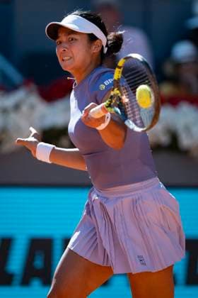 Mutua Madrid Open 2025 Alexandra Eala of the Philippines plays a forehand against Iga Swiatek of Poland in the second round match of the Mutua Madrid Open 2025 tournament celebrated at La Caja Magica on April 24, 2025 in Madrid, Spain. Madrid La Caja Magica Madrid Spain Copyright: xAlbertoxGardinx AGardin_20250424_Mutua_Madrid_Open_0150