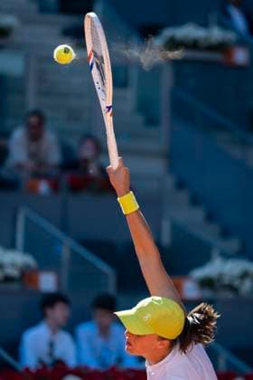 Mutua Madrid Open 2025 Iga Swiatek of Poland serves the ball against Alexandra Eala of the Philippines in the second round match of the Mutua Madrid Open 2025 tournament celebrated at La Caja Magica on April 24, 2025 in Madrid, Spain. Madrid La Caja Magica Madrid Spain Copyright: xAlbertoxGardinx AGardin_20250424_Mutua_Madrid_Open_0157