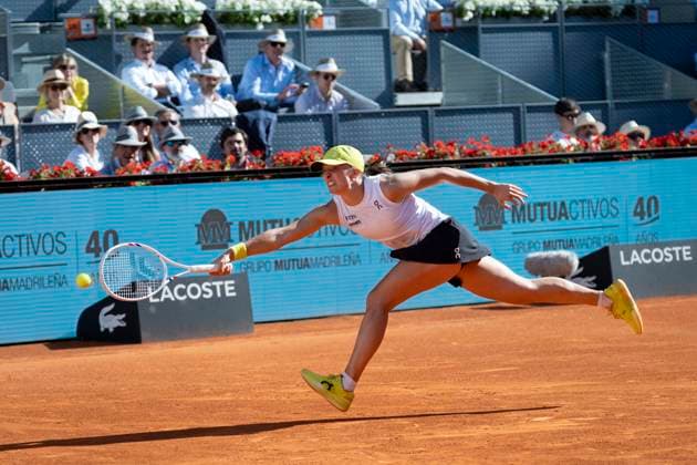 Mutua Madrid Open 2025 Iga Swiatek of Poland chases the ball against Alexandra Eala of the Philippines in the second round match of the Mutua Madrid Open 2025 tournament celebrated at La Caja Magica on April 24, 2025 in Madrid, Spain. Madrid La Caja Magica Madrid Spain Copyright: xAlbertoxGardinx AGardin_20250424_Mutua_Madrid_Open_0159