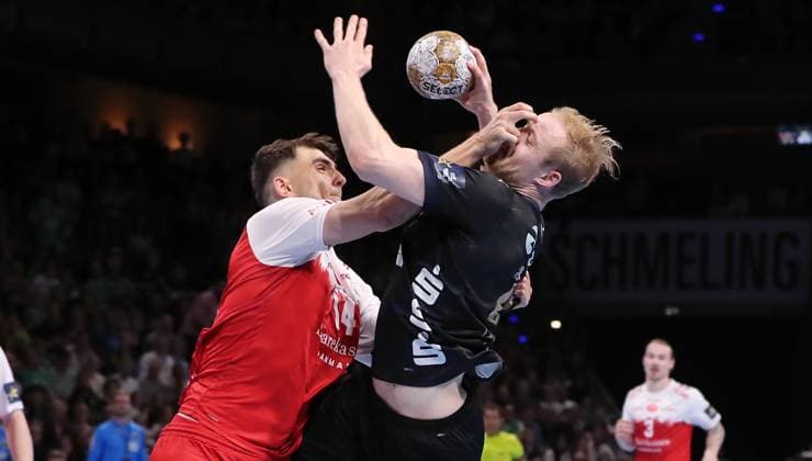 Sport Themen der Woche KW17 Sport Bilder des Tages Mads Hoxer, Matthes Langhoff Zweikampf Spielszene Aktion Handball CL Championsleague Champions League Herren Viertelfinale Saison 2024 2025 24.04.2025 Füchse Berlin vs. Aalborg Handbold in der Max Schmeling Halle *** Mads Hoxer, Matthes Langhoff duel Match scene Action Sport Handball CL Champions League Champions League Mens quarter-final season 2024 2025 24 04 2025 Füchse Berlin vs Aalborg Handbold in the Max Schmeling Halle