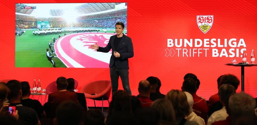24.04.25 Talk-Format Bundesliga trifft Basis Deutschland, Stuttgart, 24.04.2025, Fussball, Bundesliga, VfB Stuttgart, Talk-Format Bundesliga trifft Basis : Deniz Ayketin (Schiedsrichter).