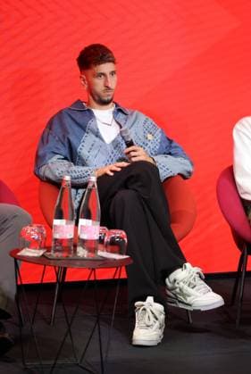 24.04.25 Talk-Format Bundesliga trifft Basis Deutschland, Stuttgart, 24.04.2025, Fussball, Bundesliga, VfB Stuttgart, Talk-Format Bundesliga trifft Basis : Atakan Karazor (VfB Stuttgart).