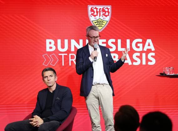 24.04.25 Talk-Format Bundesliga trifft Basis Deutschland, Stuttgart, 24.04.2025, Fussball, Bundesliga, VfB Stuttgart, Talk-Format Bundesliga trifft Basis : v.l. Deniz Ayketin (Schiedsrichter), Alexander Wehrle (Vorstandsvorsitzender VfB Stuttgart).