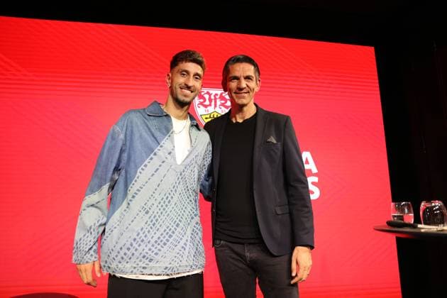 24.04.25 Talk-Format Bundesliga trifft Basis Deutschland, Stuttgart, 24.04.2025, Fussball, Bundesliga, VfB Stuttgart, Talk-Format Bundesliga trifft Basis : v.l. Atakan Karazor (VfB Stuttgart), Deniz Ayketin (Schiedsrichter).