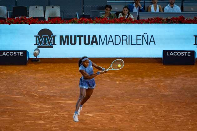 Mutua Madrid Open 2025 Coco Gauff of the United States plays a backhand against Dayana Yastremska of Ukraine in the second round match of the Mutua Madrid Open 2025 tournament celebrated at La Caja Magica on April 24, 2025 in Madrid, Spain. Madrid La Caja Magica Madrid Spain Copyright: xAlbertoxGardinx AGardin_20250424_Mutua_Madrid_Open_0360