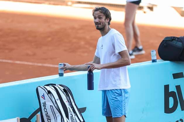 April 24, 2025, Madrid, Madrid, Spain: Daniil Medvedev of Rusia gestures during the Mutua Madrid Open 2025, ATP, Tennis Herren Masters 1000 and WTA, Tennis Damen 1000 tennis tournament, celebrated at Caja Magica on April 24, 2025 in Madrid, Spain. Madrid Spain - ZUMAa181 20250424_zaa_a181_439 Copyright: xIrinaxR.xHipolitox