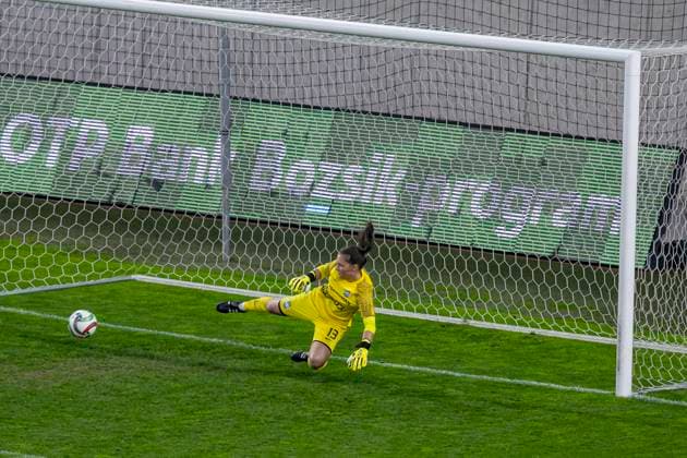 Simple Hungarian Women s CUP Final 2025 Goalkeeper Luca Varga of MTK Budapest misses the save during the match at the Simple Hungarian Women CUP Final 2025 at New Hidegkuti Nandor Stadium in Budapest, Hungary, on April 24, 2025. Budapest Hungary  Copyright: xRobertxSzaniszlox originalFilename:szaniszlo-notitle250424_npeSG.jpg