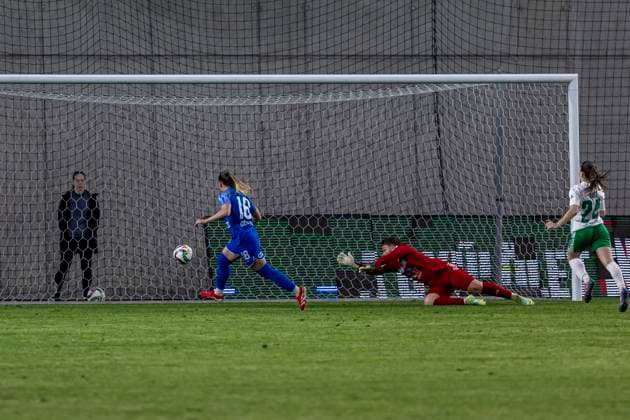 Simple Hungarian Women s CUP Final 2025 Cecilia Meszaros of MTK Budapest scores the first goal during the match at the Simple Hungarian Women CUP Final 2025 at New Hidegkuti Nandor Stadium in Budapest, Hungary, on April 24, 2025. Budapest Hungary  Copyright: xRobertxSzaniszlox originalFilename:szaniszlo-notitle250424_npJ4m.jpg