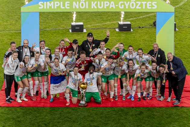 Simple Hungarian Women s CUP Final 2025 Players of ETO FC Gyor celebrate their victory with the trophy after the match at the Simple Hungarian Women CUP Final 2025 at New Hidegkuti Nandor Stadium in Budapest, Hungary, on April 24, 2025. Budapest Hungary  Copyright: xRobertxSzaniszlox originalFilename:szaniszlo-notitle250424_npxLk.jpg