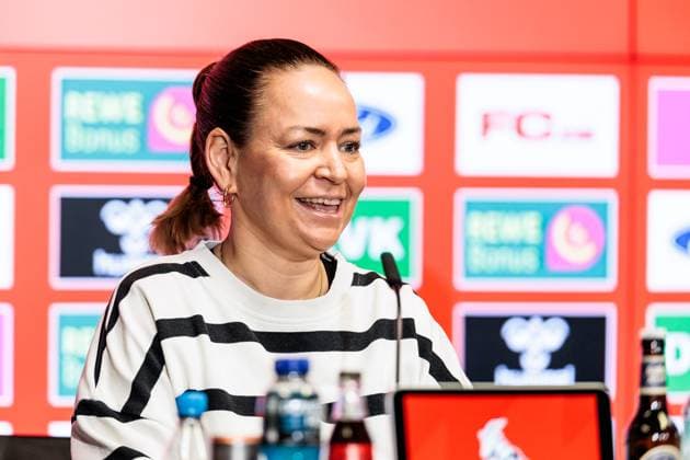 1. FC Köln Pressekonferenz; 25.04.2025 Lil Zercher (Pressesprecherin 1. FC Köln) Pressekonferenz 1. FC Köln; Köln, RheinEnergiestadion, 25.04.2025