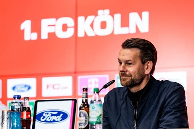 1. FC Köln Pressekonferenz; 25.04.2025 Thomas Kessler (1. FC Köln Leiter der Lizenzspielerabteilung) lächelt, lächelnd Pressekonferenz 1. FC Köln; Köln, RheinEnergiestadion, 25.04.2025