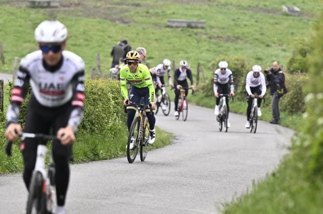 Sport Bilder des Tages Belgian Remco Evenepoel of Soudal Quick-Step (C) pictured during a training and track reconnaissance session, on the Cote de la Redoute , in Remouchamps, Aywaille, ahead of the Liege-Bastogne-Liege one day cycling race, Friday 25 April 2025. ERICxLALMAND  x121809366x