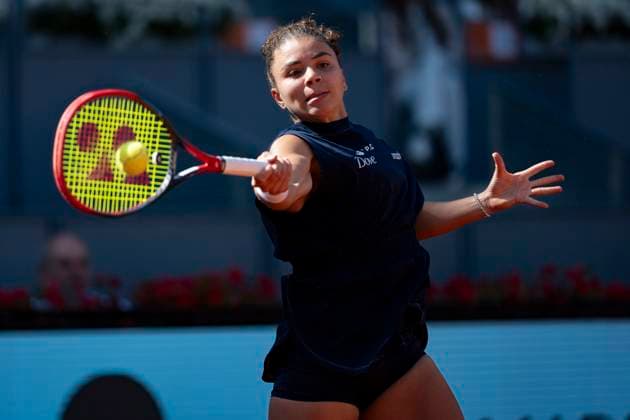 Sport Themen der Woche KW17 Sport Bilder des Tages Mutua Madrid Open 2025 Jasmine Paolini of Italy plays a forehand against Katie Boulter of Great Britain during the second round match of the Mutua Madrid Open 2025 tournament celebrated at La Caja Magica on April 25, 2025 in Madrid, Spain. Madrid La Caja Magica Madrid Spain Copyright: xAlbertoxGardinx AGardin_20250425_Mutua_Madrid_Open_0123