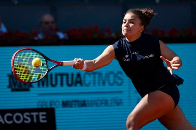 Mutua Madrid Open 2025 Jasmine Paolini of Italy chases the ball Katie Boulter of Great Britain during the second round match of the Mutua Madrid Open 2025 tournament celebrated at La Caja Magica on April 25, 2025 in Madrid, Spain. Madrid La Caja Magica Madrid Spain Copyright: xAlbertoxGardinx AGardin_20250425_Mutua_Madrid_Open_0142
